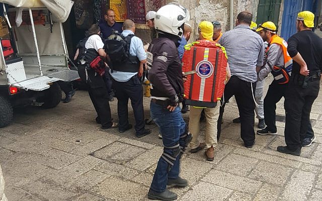 Un médecin se précipite pour soigner une victime israélienne d'une attaque à coups de couteau dans la Vieille Ville de Jérusalem le 18 mars 2018. (Ir Amim)
