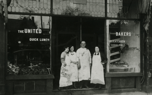 Photo datant de 1915 sur les marches de United Bakers à Toronto (Crédit : Archives juives de l'Ontario)