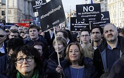 Des membres de la communauté juive organisent une manifestation contre le leader du parti travailliste d'opposition britannique Jeremy Corbyn et l'antisémitisme au sein du parti travailliste, devant les Chambres du Parlement britannique, dans le centre de Londres, le 26 mars 2018. Illustration (Crédit : Tolga Akmen/AFP)
