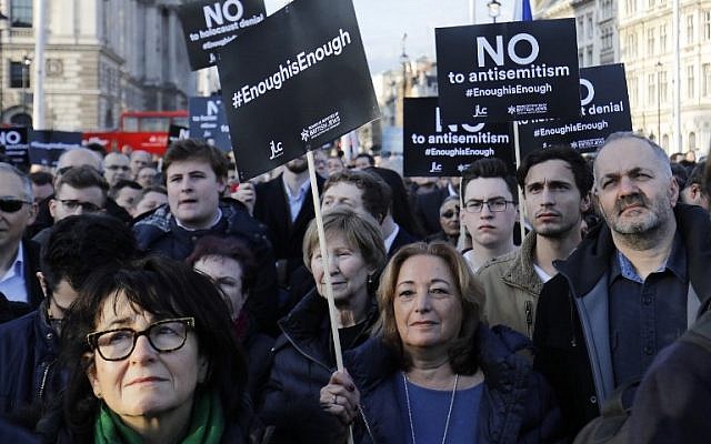Des membres de la communauté juive manifestent contre le chef du parti travailliste britannique d'opposition Jeremy Corbyn et l'antisémitisme au sein du Labour, devant le Parlement dans le centre de Londres, le 26 mars 2018. (Crédit : AFP PHOTO / Tolga AKMEN)