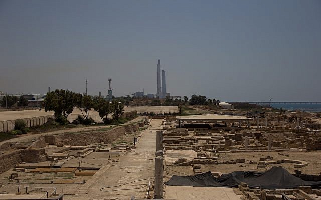 La centrale électrique Orot Rabin à Hadera depuis les ruines de Caesarea, en Israël, le 24 juillet 2015. (Crédit : Garrett Mills/Flash 90)