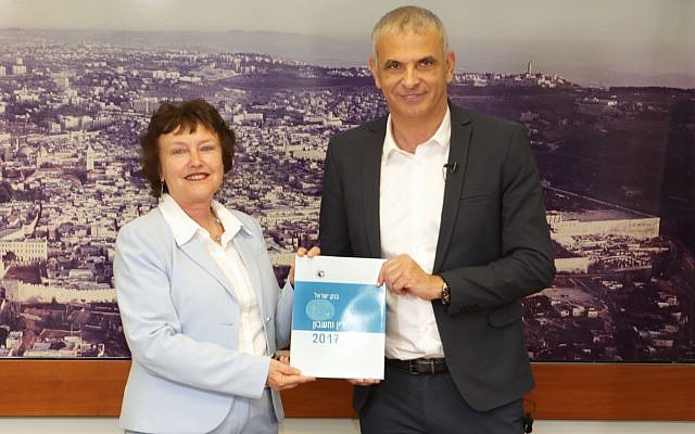 Karnit Flug, gouverneure de la Banque d'Israël, présente le rapport 2016 de la banque au ministre des Finances, Moshe Kahlon, le 28 mars 2018 (Crédit : Mark Neiman / GPO)