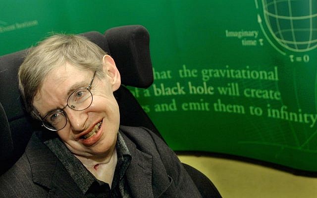 Le physicien Stephen Hawking sourit lors d'un symposium en l'honneur de son anniversaire à l'Université de Cambridge le 11 janvier 2002 à Cambridge, Angleterre. (Sion Touhig/Getty Images, via JTA)