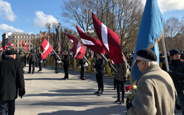 Aperçu de la marche annuelle du jour du Souvenir des légionnaires lettons à Riga, Lettonie, le 16 mars 2018. (LTA Zinu dienests/Twitter via JTA)