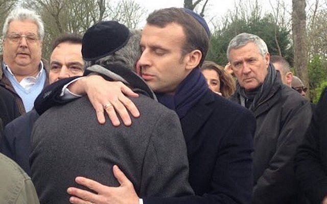 Le président français Emmanuel Macron lors des funérailles de Mireille Knoll, survivante de l'Holocauste, le 28 mars 2018 (Abraham Ben Isaac / Twitter via JTA)