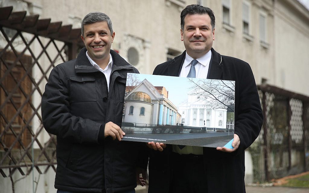 Raed Saleh, à gauche, un sénateur de Berlin, et le président de la communauté juive de la ville, Gideon Joffe, organisent une reconstitution planifiée de la synagogue Fraenkelufer. (Sean Gallup / Getty Images)