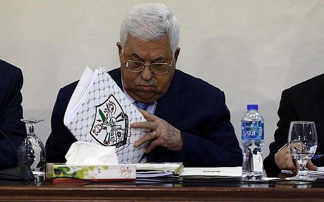Le président de l'Autorité palestinienne Mahmoud Abbas lors d'une réunion du conseil révolutionnaire du parti du Fatah au pouvoir dans la ville de Ramallah, en Cisjordanie, le 1er mars 2018 (Crédit : AFP Photo/Abbas Momani)