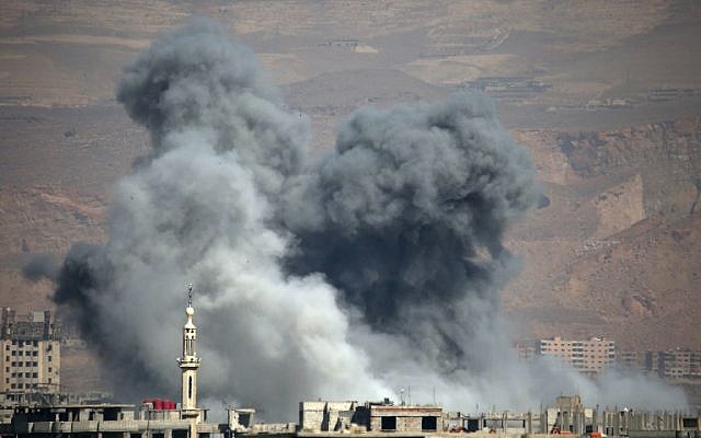 De la fumée s'élève dans la ville de Douma, dernier bastion de l'opposition dans la Ghouta orientale, en Syrie, le 7 avril 2018 (Crédit : AFP)