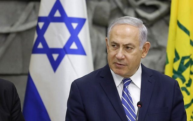 Le Premier ministre Benjamin Netanyahu préside la réunion hebdomadaire du cabinet dans la ville méridionale de Dimona, le 20 mars 2018. (Menahem Kahana/AFP)