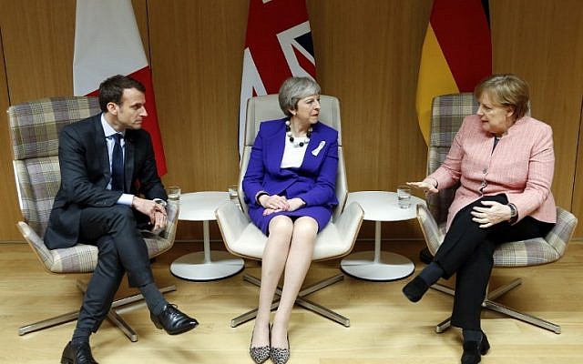 Le Premier ministre britannique Theresa May (au centre), la chancelière allemande Angela Merkel (à droite) et le président français Emmanuel Macron donnent une conférence de presse à l'issue d'une réunion en marge du sommet des dirigeants de l'Union européenne à Bruxelles, le 22 mars 2018. (AFP Photo/Pool/Francois Lenoir)