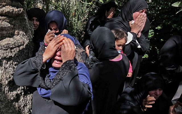 Les proches d'Omar Samour, 27 ans, un agriculteur tué dans la matinée du 30 mars par un tank israélien après qu'il a, selon les soldats, tiré sur les troupes, durant une procession funéraire à Khan Yunis, dans le dus de la bande de Gaza (Crédit :  AFP PHOTO / SAID KHATIB)