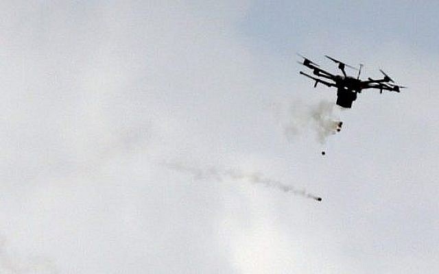 Une photo prise le 30 mars 2018 montre un drone de la police des frontières lâchant des gaz lacrymogènes durant des affrontements avec des manifestants palestiniens à proximité de la frontière avec Israël, à l'est de Gaza City (Crédit :  AFP PHOTO / MAHMUD HAMS)
