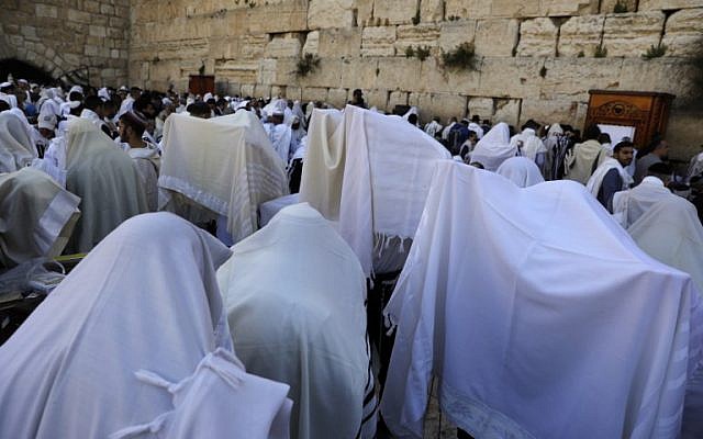 Des Cohanim recouverts de leur "Talit" (châles de prière) lors de la bénédiction des Cohanim pendant la fête de Pessah (Pessah) au mur Occidental dans la Vieille Ville de Jérusalem, le 2 avril 2018. (AFP PHOTO / MENAHEM KAHANA)