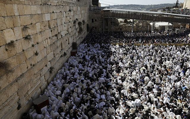 Des Juifs recouverts de leurs châles de prière participant à la prière des Cohanim (bénédiction du prêtre) pendant la fête de Pessah au mur Occidental dans la Vieille Ville de Jérusalem, le 2 avril 2018. (Crédit : AFP PHOTO/Menahem Kahana)