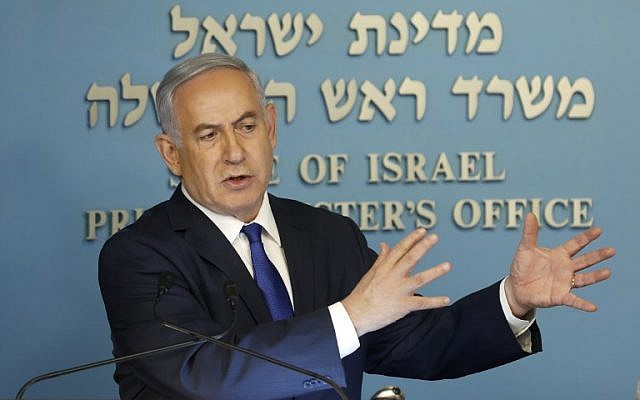 Le Premier ministre Benjamin Netanyahu parle à la presse dans son bureau de Jérusalem, le 2 avril 2018 (AFP PHOTO / Menahem KAHANA)