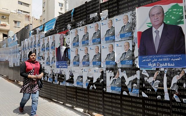 Affiches de campagne au Liban, le 2 avril 2018, à l'approche des élections parlementaires.
(Crédit : AFP/ Anwar AMRO)