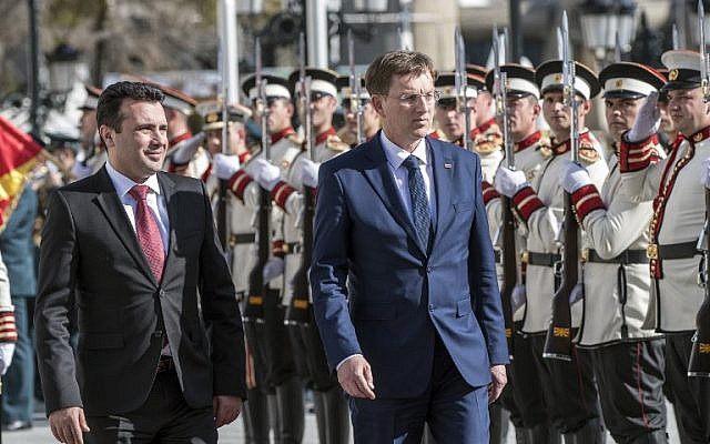 Le Premier ministre slovène Miro Cerar (à droite) est accueilli par le Premier ministre macédonien Zoran Zaev (à gauche) et sa garde d'honneur lors d'une cérémonie de bienvenue à Skopje, le 3 avril 2018 (PHOTO AFP / Robert ATANASOVSKI)