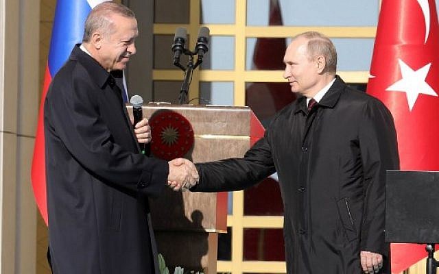 Le président turc Recep Tayyip Erdogan (à gauche) et le président russe Vladimir Poutine (à droite) se serrent la main lors de la cérémonie du lancement de la construction de la première centrale nucléaire turque, le 3 avril 2018 (PHOTO AFP / ADEM ALTAN)