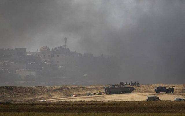 Les forces israéliennes déployées près du kibboutz Nir Oz à la frontière entre Gaza et Israël, plongées dans la fumée des pneus brûlés par les Palestiniens près de Khan Younis, dans le sud de la bande de Gaza, le 6 Avril 2018 (AFP PHOTO / Menahem KAHANA)
