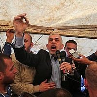 Yahya Sinwar, leader du Hamas dans la bande de Gaza, durant une manifestation à l'est de Khan Younès, dans le sud de la bande de Gaza, le 6 avril 2018 (Crédit : AFP/Said Khatib)