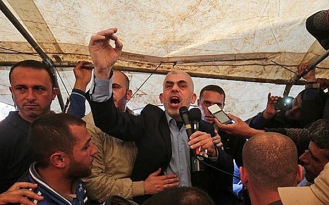 Yahya Sinwar, leader du Hamas dans la bande de Gaza, durant une manifestation à l'est de Khan Younès, dans le sud de la bande de Gaza, le 6 avril 2018 (Crédit : AFP/Said Khatib)