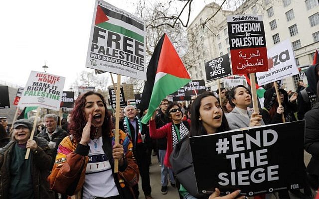 Des manifestants scandent des slogans et brandissent des pancartes lors d'une manifestation sur Whitehall en face de Downing Street au centre de Londres le 7 avril 2018 pour soutenir les Palestiniens dans la bande de Gaza, organisée par le Forum palestinien en Grande-Bretagne. (AFP PHOTO / Tolga AKMEN)