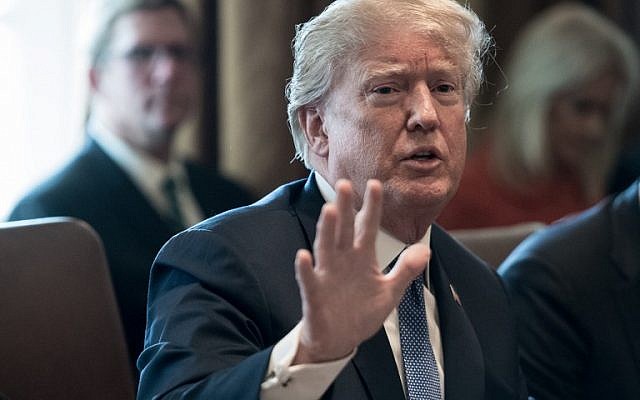 Le président américain Donald Trump durant une réunion du cabinet à la Maison Blanche à Washington, le 9 avril 2018 (Crédit :   AFP PHOTO / NICHOLAS KAMM)