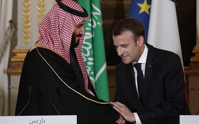 Le président français Emmanuel Macron serre la main du prince héritier saoudien Mohammed ben Salman à l'issue d'une conférence de presse conjointe à l'Elysée, à Paris, le 10 avril 2018 (AFP PHOTO / POOL / YOAN VALAT)