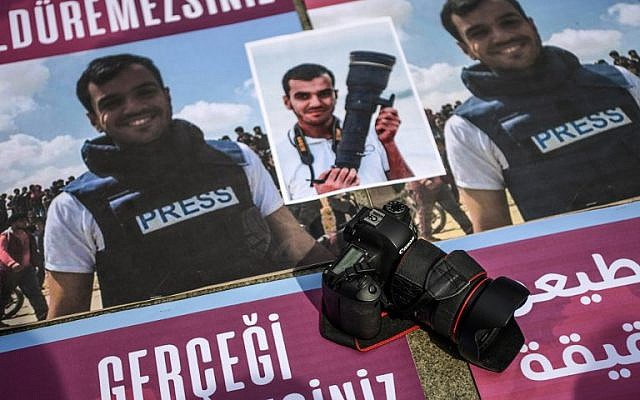 Les gens participent à une manifestation contre l'assassinat d'un journaliste palestinien, Yasser Murtaja, le 11 avril 2018 sur l'avenue Istiklal à Istanbul (Crédit : AFP PHOTO / OZAN KOSE)