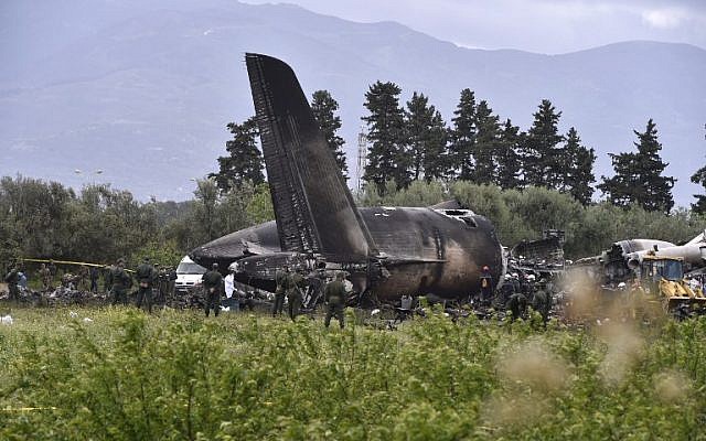 Des secouristes autour des débris d'un avion algérien qui s'est écrasé près de la base aérienne de Boufarik d'où l'avion avait décollé le 11 avril 2018. L'avion militaire s'est écrasé et a pris feu, tuant 257 personnes, principalement des militaires et des membres de leurs familles (Crédit : Ryad Kramdi / Photo AFP)