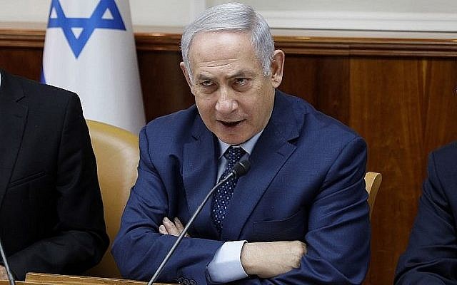 Le Premier ministre Benjamin Netanyahu au début de la réunion hebdomadaire du cabinet du Premier ministre à Jérusalem le 15 avril 2018. (Crédit : AFP / Gali Tibbon)