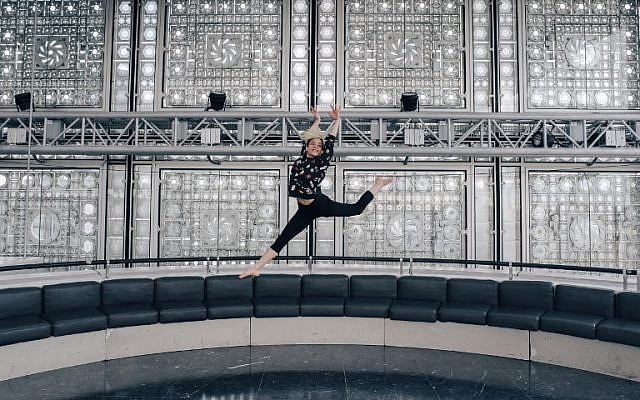 La danseuse et chorégraphe syrienne Yara al-Hasbani lors de la répétition de son spectacle "Inarrêtable" au festival de danse arabe, au 9ème étage de l'institut du monde arabe, le 16 avril 2018 à Paris (Crédit : AFP PHOTO / LUCAS BARIOULET)