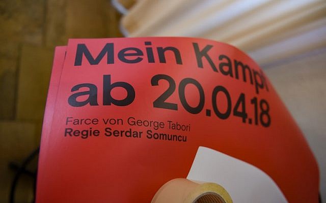 Photo du 17 avril 2018 au théâtre de Constance, au sud de l'Allemagne : l'affiche de la pièce de Mein Kampf, écrite par George Tabori et mis en scène par Serdar Somuncu. (Crédit : AFP  / dpa / Felix Kästle / Germany OUT)