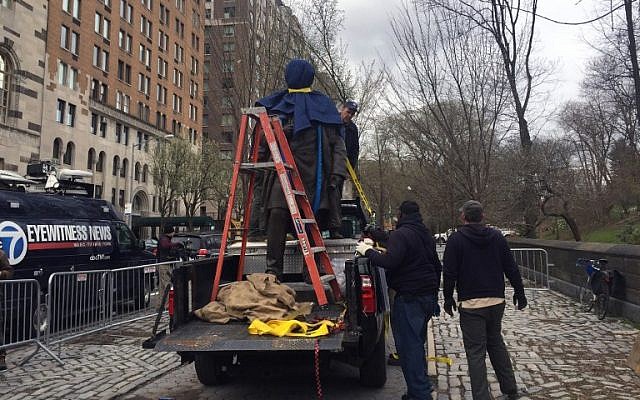 Déboulonnage de la statue de Dr. James Marion Sims, le 17 avril 2018, à New York, sur ordre du maire de la ville Bill de Blasio. 
(Crédit : AFP / Thomas URBAIN)