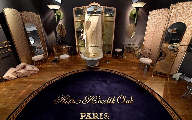 Du mobilier du prestigieux hôtel du Ritz, vendu aux enchères par la maison de vente aux enchères Artcurial à Parisle 17 avril 2018. (Crédit : AFP / GERARD JULIEN)