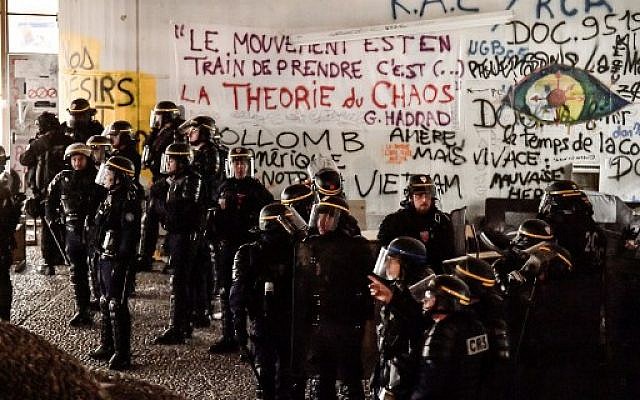 Des policiers anti-émeutes français après avoir dispersé un camp de protestation sur le campus de Tolbiac, une partie de l'Université de la Sorbonne, le 20 avril 2018, à Paris. (Crédit : AFP / CHRISTOPHE SIMON)