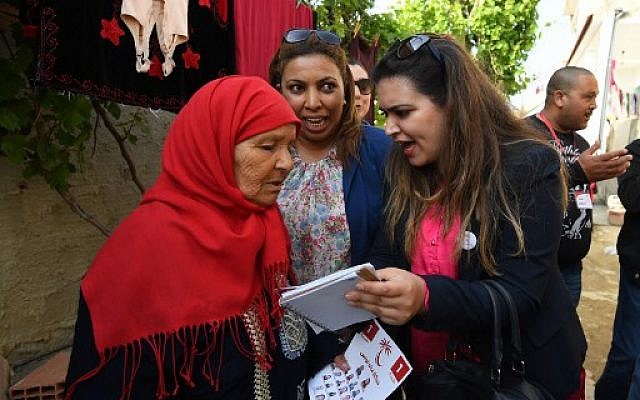 Ines Boussetta candidate aux élections municipales pour la ville de Tebourba e pleine campagne, en Tunisie, le 20 avril 2018. (Crédit : AFP PHOTO / FETHI BELAID)