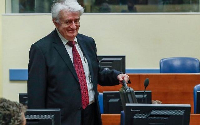 L'ex-chef politique des Serbes de Bosnie Radovan Karadzic à son arrivée dans la salle d'audience du Mécanisme pour les tribunaux pénaux internationaux (MTPI, à La Haye, le 23 avril 2018. (Crédit : AFP PHOTO / ANP / Yves Herman )