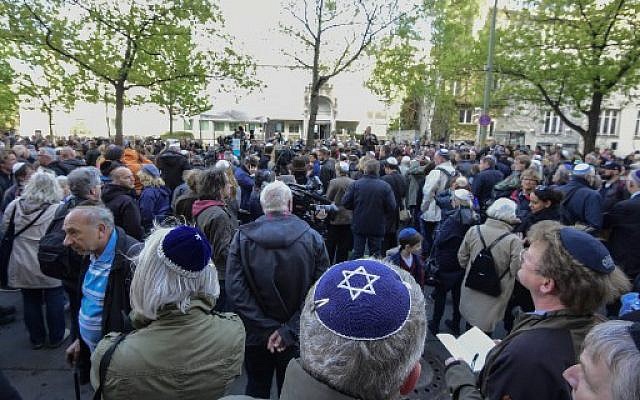 Les participants au rassemblement  "Berlin porte la kippa", le 25 avril 2018. (Crédit : AFP / Tobias SCHWARZ)