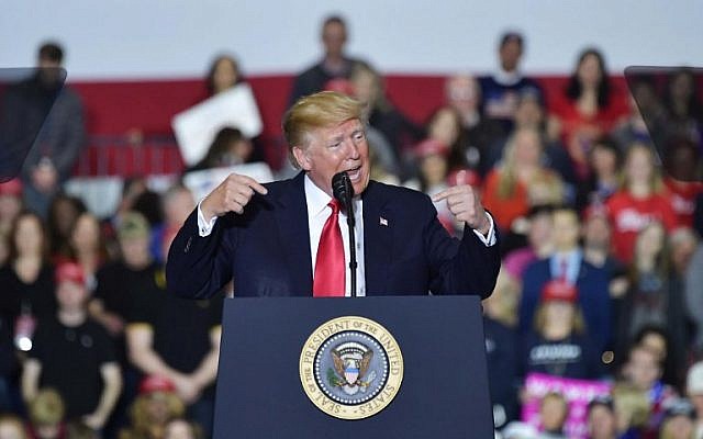 Le président américain Donald Trump s'exprime lors d'un rassemblement au Total Sports Park, à Washington, Michigan, le 28 avril 2018. (MANDEL NGAN/ AFP)