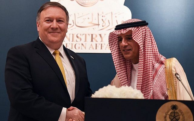 Le ministre saoudien des Affaires étrangères Adel al-Jubeir (à droite) serre la main du secrétaire d'État américain Mike Pompeo lors d'un point de presse conjoint à l'aéroport royal de Riyad, la capitale, le 29 avril 2018. (FAYEZ NURELDINE / AFP)