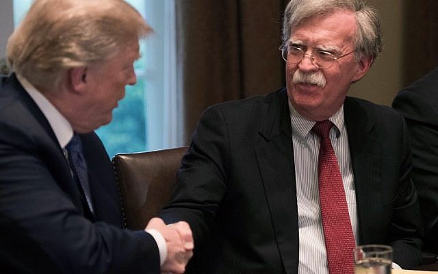 Sur cette photo de dossier prise le 9 avril 2018, le président américain Donald Trump (à gauche) serre la main de John Bolton, conseiller à la sécurité nationale, lors d'une réunion avec de hauts responsables militaires à la Maison Blanche. (AFP Photo/Nicholas Kamm)