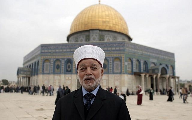 Le mufti de Jérusalem Mohammed Hussein pose devant le Dôme du Rocher au Mont du Temple dans la Vieille Ville de Jérusalem (Ahmad Gharabli / AFP)