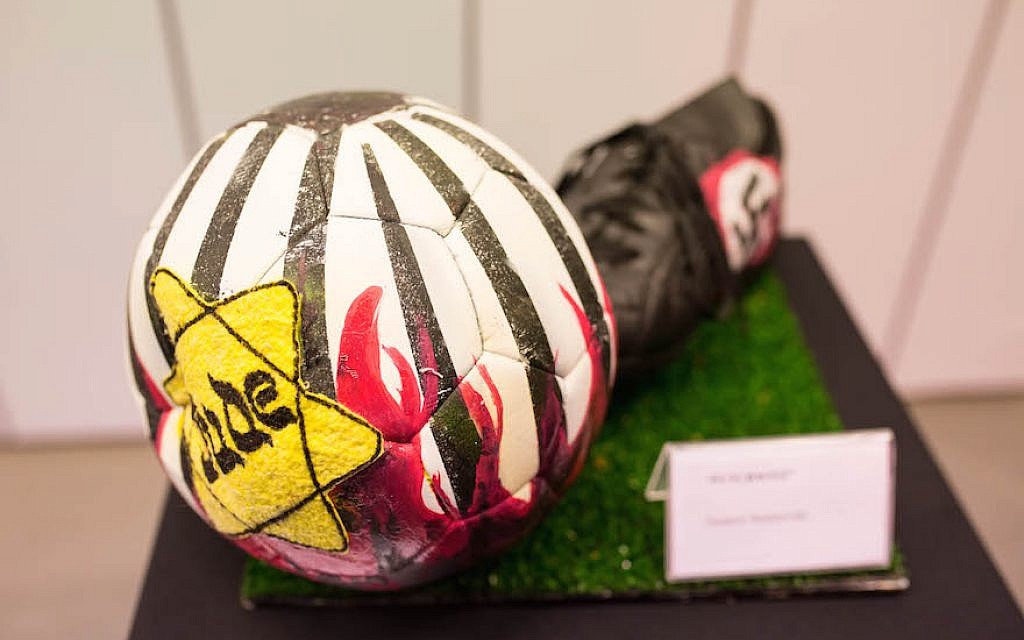 L'exposition au musée du River Plate compte notamment six ballons de football illustrés. Celui-ci a été réalisé par Gustavo Nemirovsky (Tabare da Ponte / publié avec l’autorisation de 'No Fue un Juego' via JTA)