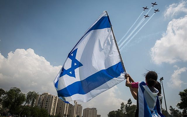 Des Israéliens regardent la démonstration aérienne au parc Saker lors du 69e Jour de l'Indépendance d'Israël à Jérusalem, le 2 mai 2017 (Hadas Parush / Flash90)