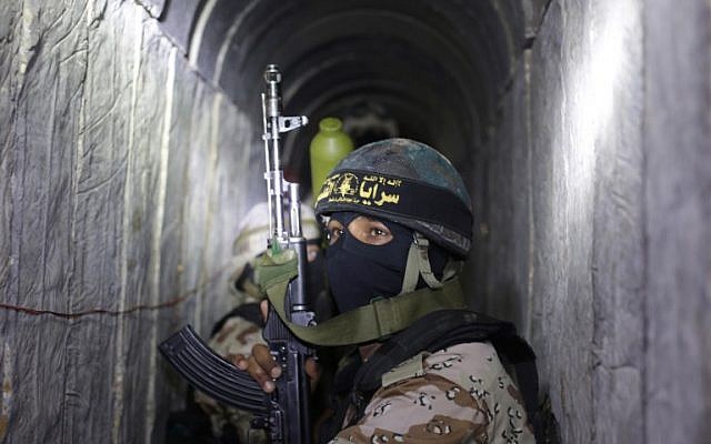 Des hommes armés de la branche armée du Jihad islamique, les Brigades Al-Quds, dans un tunnel utilisé pour transférer des roquettes et des mortiers en vue du prochain conflit avec Israël, alors qu'ils participent à un entraînement militaire dans le sud de la bande de Gaza, le 3 mars 2015 (AFP / Mahmud Hams)