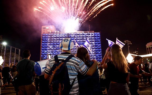 Des Israéliens devant le feux d'artifice lors d'une soirée marquant le 70e anniversaire de l'indépendance d'Israël à Tel Aviv, le 18 avril 2018 (Miriam Alster / Flash90)