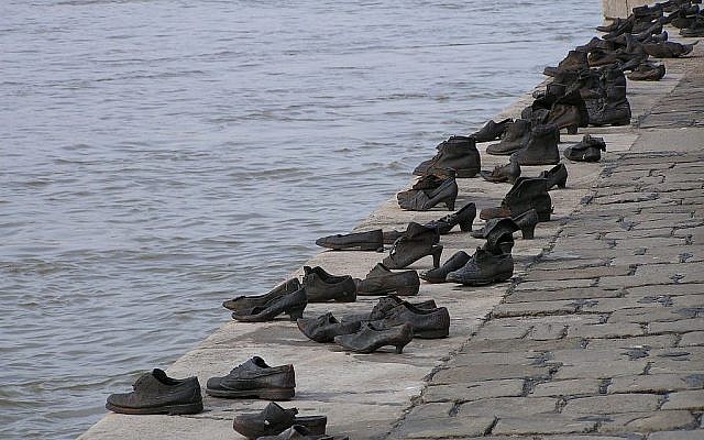 Chaussures sur le Danube, un mémorial en l'honneur des victimes des Croix fléchées qui ont été abattues sur les rives du Danube à Budapest pendant la Shoah. (Flickr/Neil)