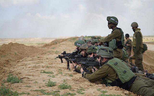 Les soldats israéliens se préparent à des manifestations massives de la part des Palestiniens à Gaza et à la possibilité que des manifestants tentent de franchir la barrière de sécurité le 30 mars 2018. (Forces de défense israéliennes)