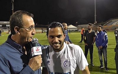 Le footballeur israélien de Premier League Lior Asulin (à droite) interviewé après un match en mars 2015. (Capture d'écran : YouTube)